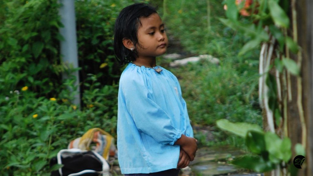 Religion betendes Kind Bali
